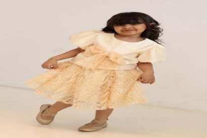 صورة طقم تيور أصفر وبلوزة ترتر وفينكة ترتر وتنوره دانتيل